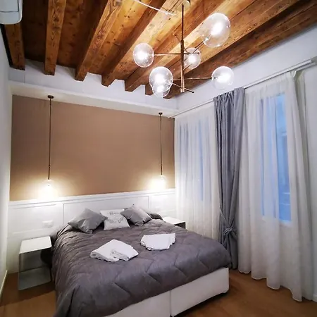 Deluxe 3 Bedroom Flat In Rialto * Venice